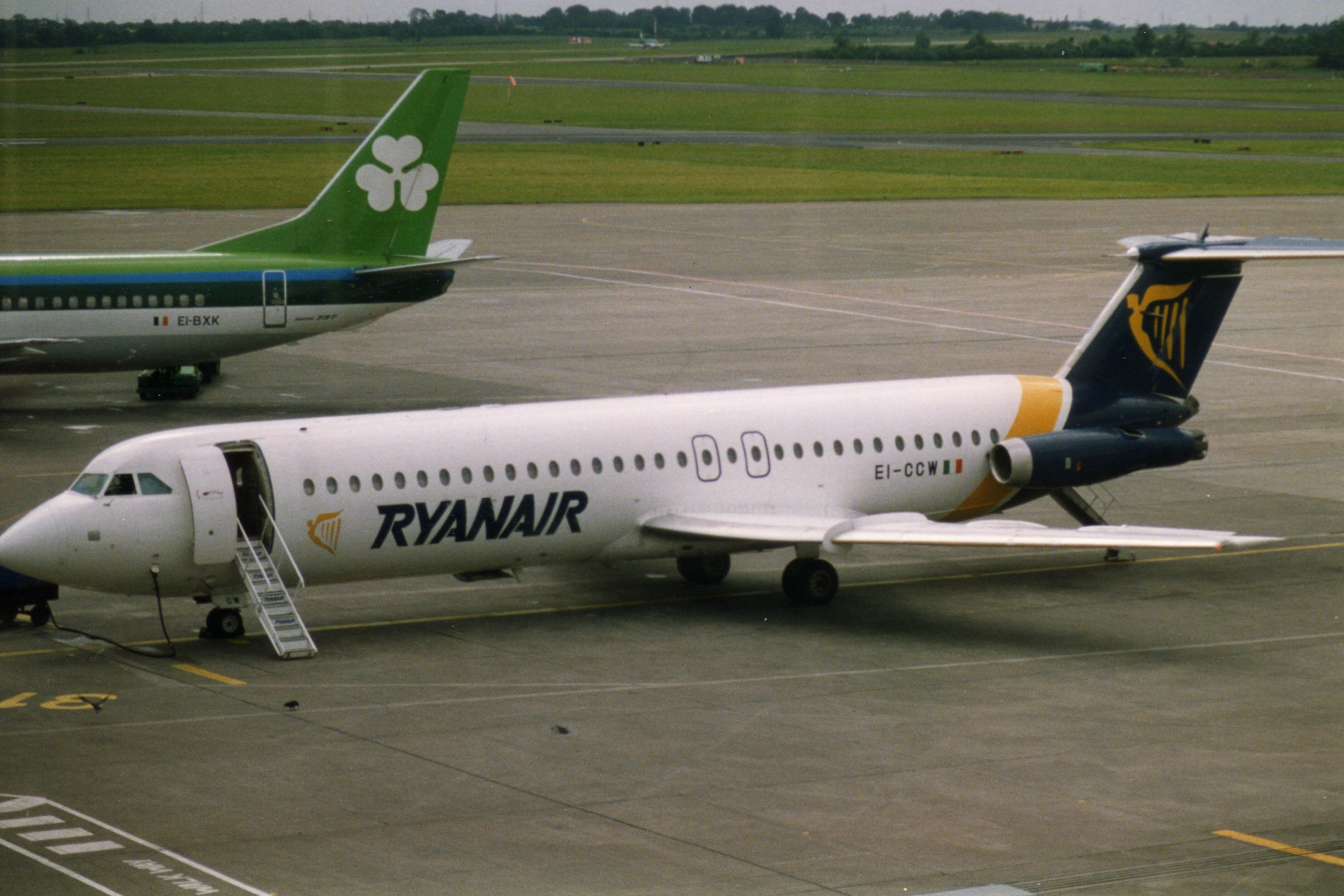 Ryanair and aer lingus planes